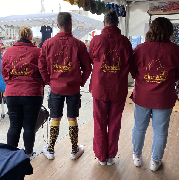 Équipe en vestes bordeaux avec logo personnalisé dans le dos, marquage textile David Diffusion